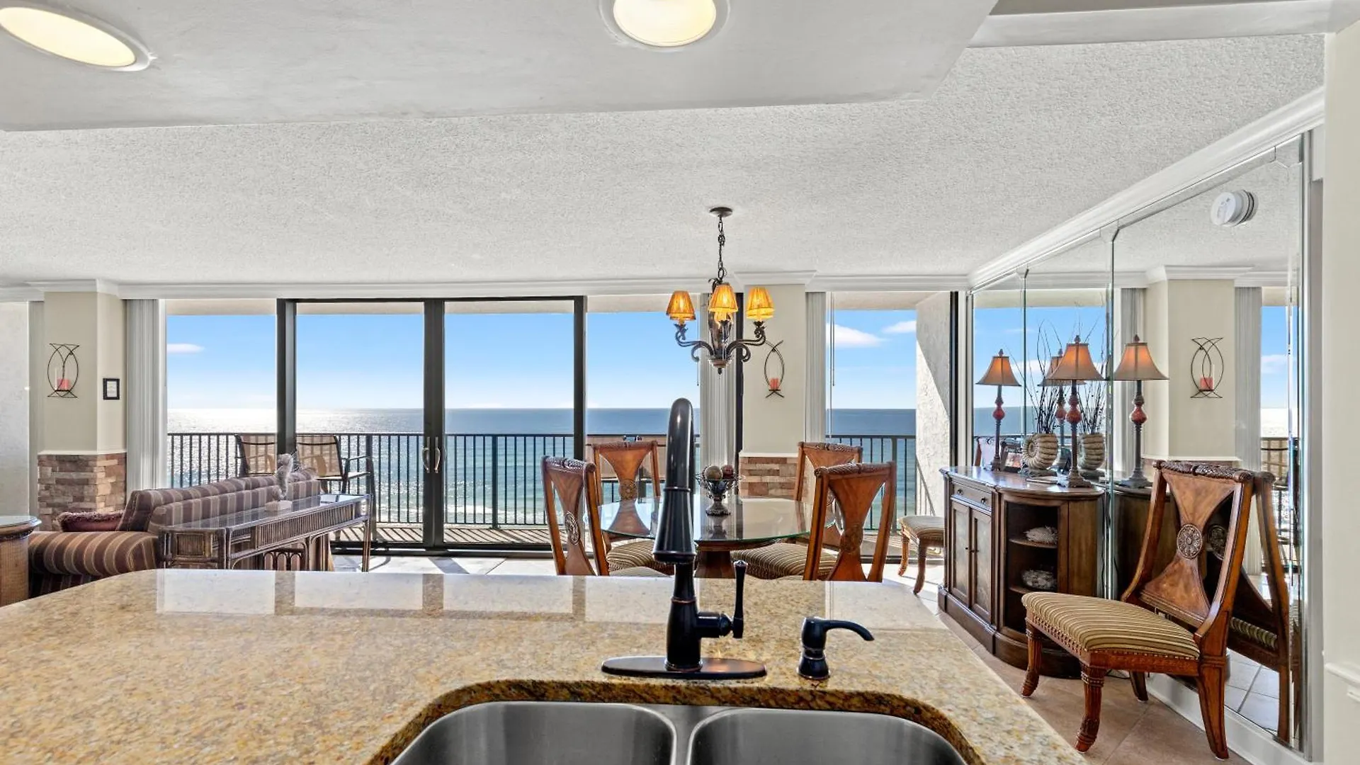 Beach Haven! 2Br 2Ba Sleeps 6! Coastal Paradise Awaits! Panama Stadt USA