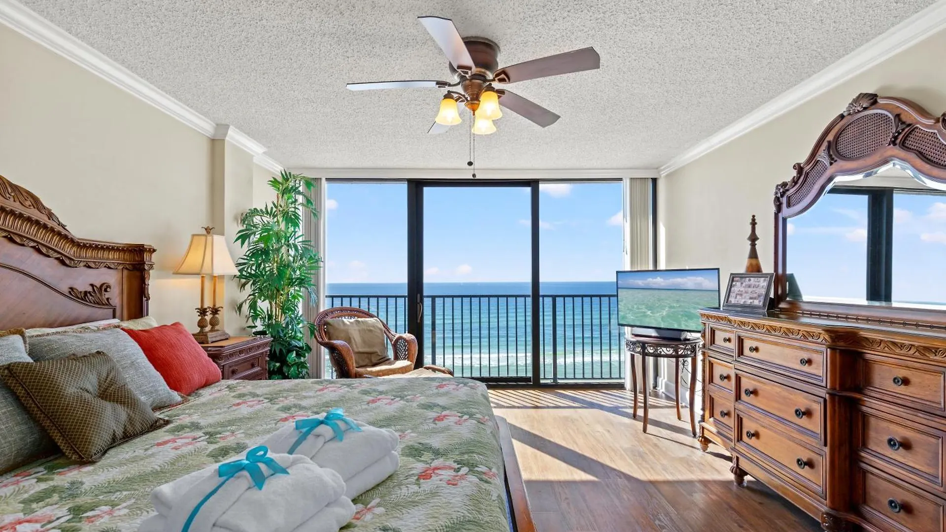 Beach Haven! 2Br 2Ba Sleeps 6! Coastal Paradise Awaits! Panama Stadt